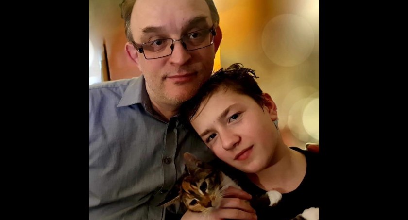 Światowy Dzień Kota. Starosta Marcin Kosiorek też jest kociarzem