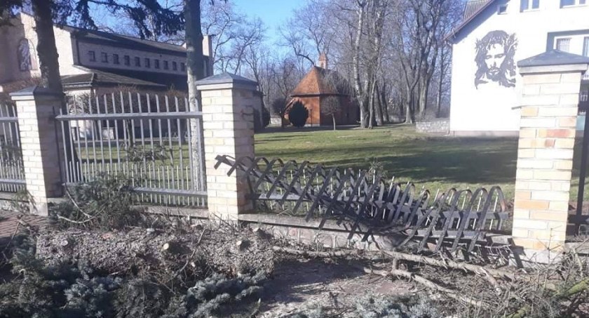 Skutki wichury. Uszkodzone ogrodzenie w kościele św. Rocha w Boczkach Chełmońskich (foto, film)