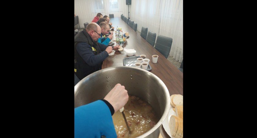 Pomyślały o tych, którzy niosą pomoc! Ciepła strawa dla strażaków z Kiernozi