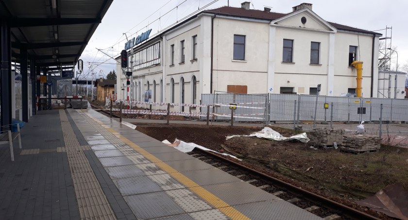 Łowicz Główny. Uruchomiono tymczasowe dojście na peron nr 1 (foto, film)