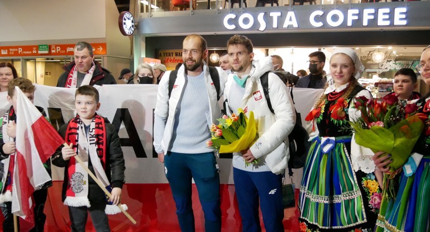 Przywitano ich na lotnisku po łowicku (foto)