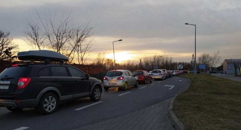 Łowicz. Gigantyczne kolejki na stacjach benzynowych (foto, film)