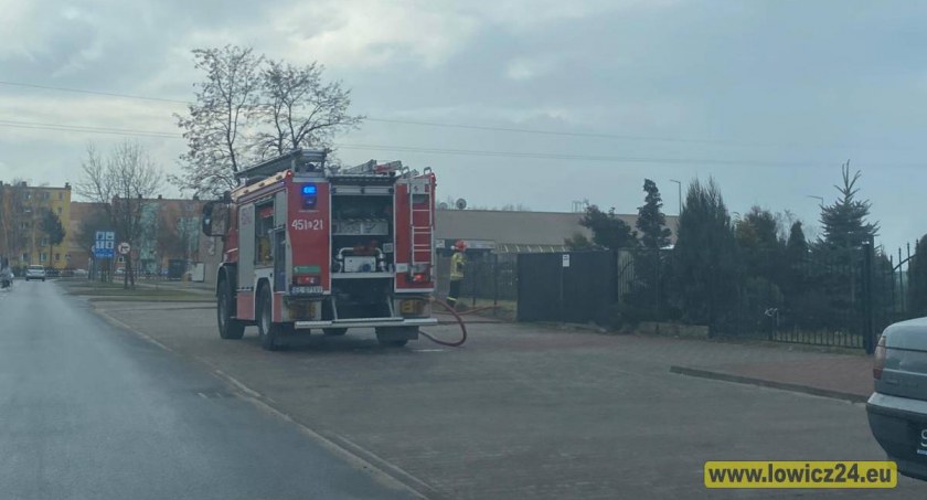 Płonął kontener na cmentarzu Emaus w Łowiczu