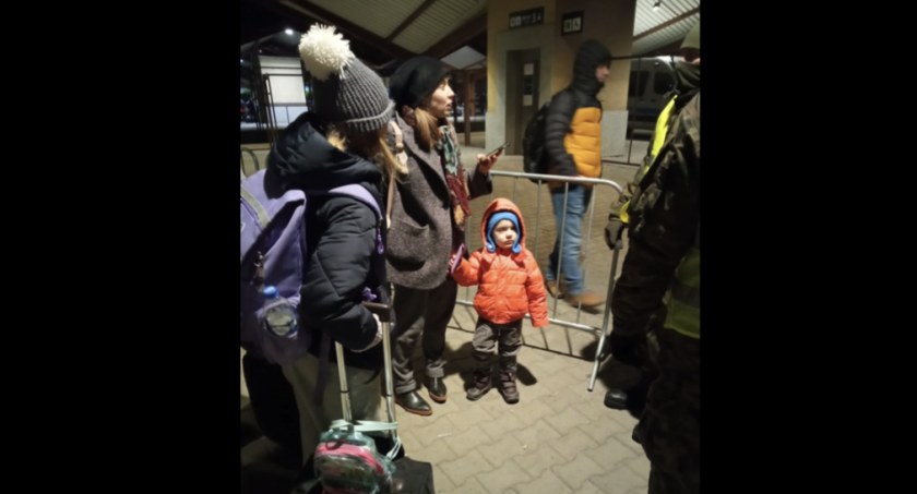 Paweł Barański z Agrounii - Matki z malutkimi dziećmi wyszły z pociągu i nie wiedziały gdzie mają się podziać. Zabraliśmy je, bo tak trzeba było (foto, film)