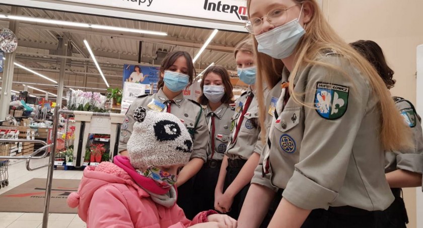 Ziemia Łowicka dla Ukrainy - trwa kwesta harcerzy (foto)