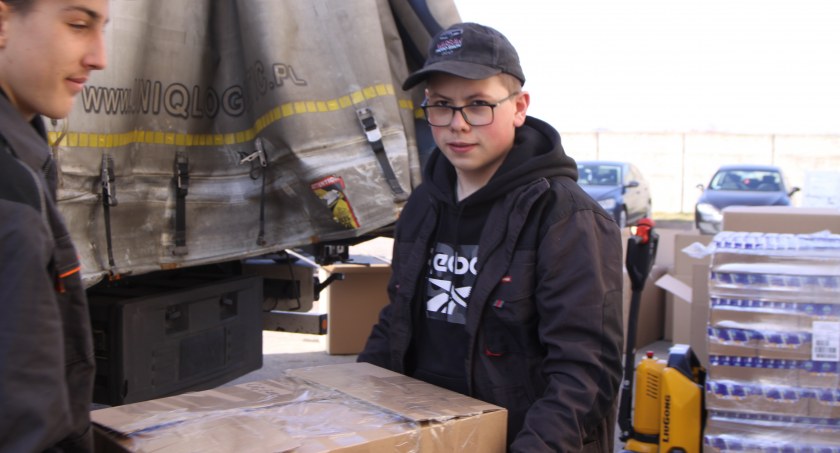 Łowicz. Pierwszy transport z Powiatowego Centralnego Magazynu dla Ukrainy (foto, film)