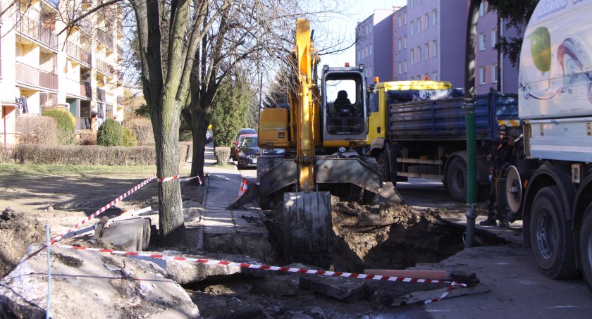 Łowicz. Awaria wodociągowa na os. Konopnickiej (foto, film)
