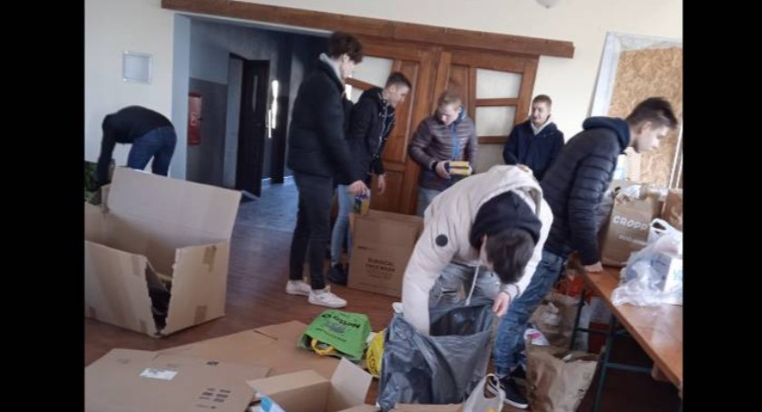 Społeczność ZSCKR w Zduńskiej Dąbrowie pomaga uchodźcom wojennym z Ukrainy