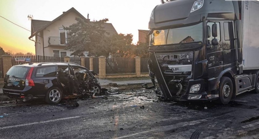 Koszmarny wypadek w Mokrej Prawej! Nie żyją dwie osoby, w tym dziecko
