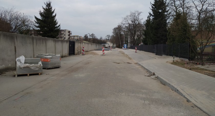 Łowicz. Widać już efekty prac remontowych na ul. Nowej (foto)