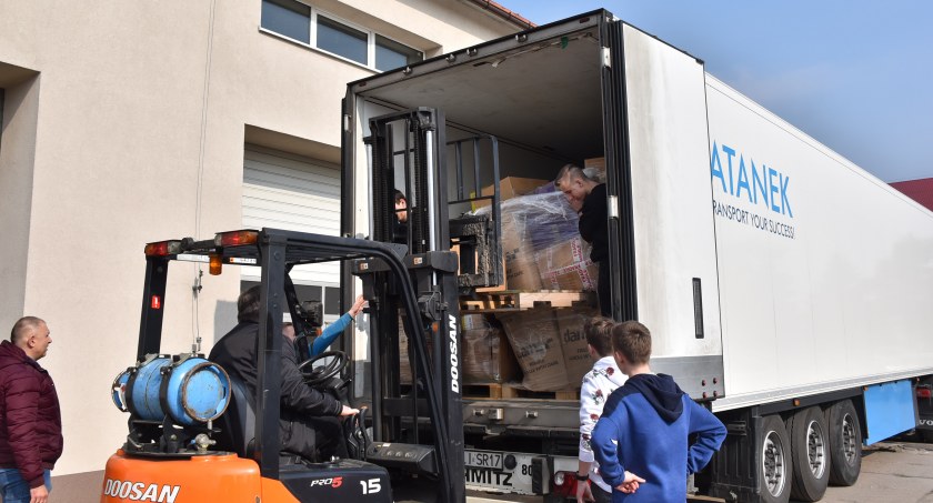 Pomoc humanitarna od Polonii z Wielkiej Brytanii dla obywateli Ukrainy dotarła do Łowicza (foto,film)