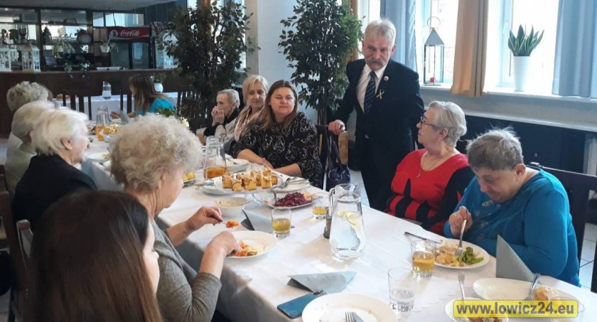 Wspólny obiad zjedli Seniorzy i wolontariusze (foto, film)