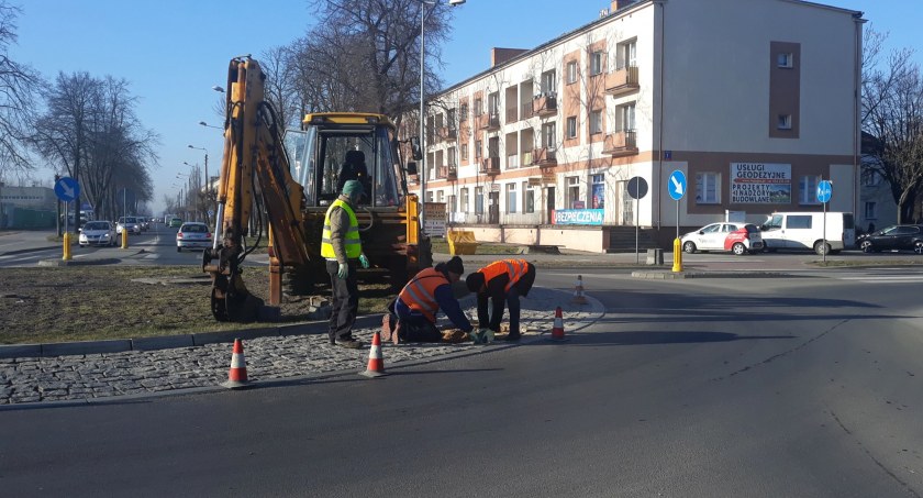 Łowicz. Utrudnienia na Rondzie Księstwa Łowickiego (foto, film)
