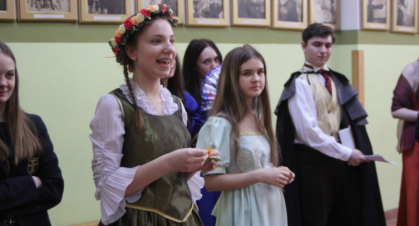 Łowicz. Escape room w szkole. Nietypowa powtórka z Pana Tadeusza (foto, film)