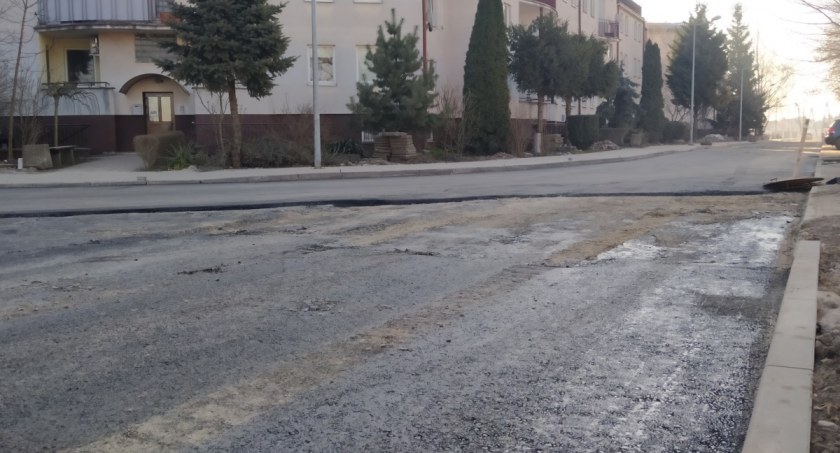 Łowicz. Ulica Nieborowska pokrywa się asfaltem (foto,film)