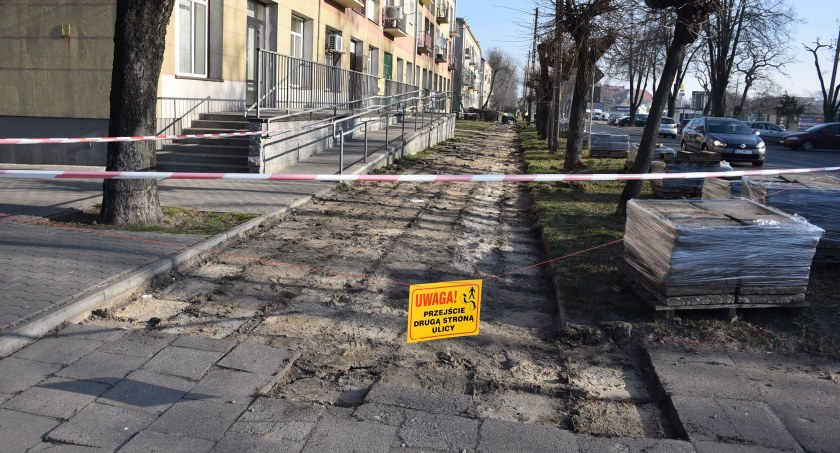 Łowicz. Ruszyła modernizacja chodnika przy ul. Jana Pawła II (foto)