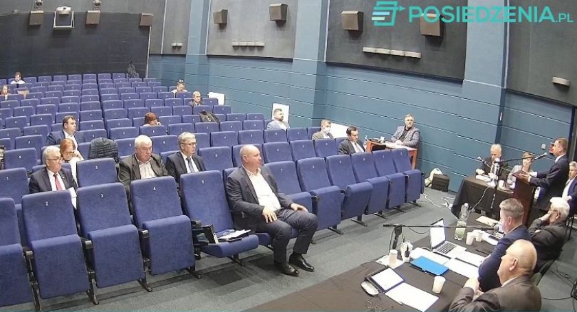 Łowicz. Rada miasta przeciwko zmianom w budżecie, skarbnik zapowiedziała rezygnację