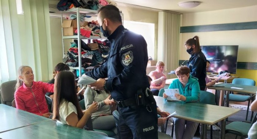 Łowiccy policjanci pomagają obywatelom Ukrainy (foto)