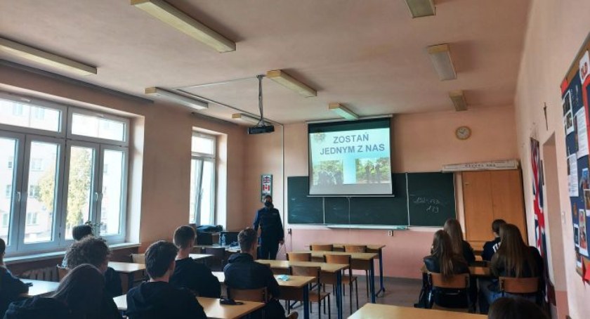 Łowicz. Policjanci spotkali się z maturzystami