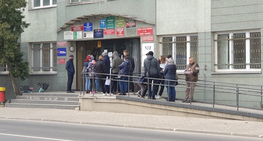 Wciąż tworzą się długie kolejki po paszport