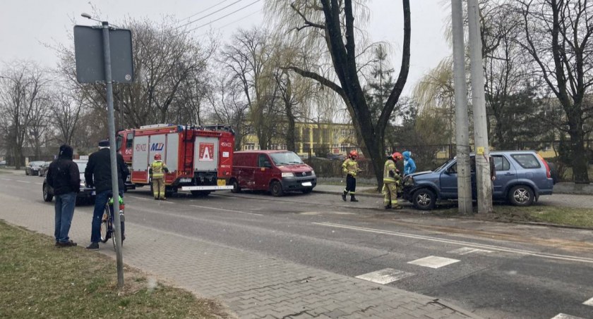 Łowicz. Zderzenie dwóch pojazdów na skrzyżowaniu (foto)