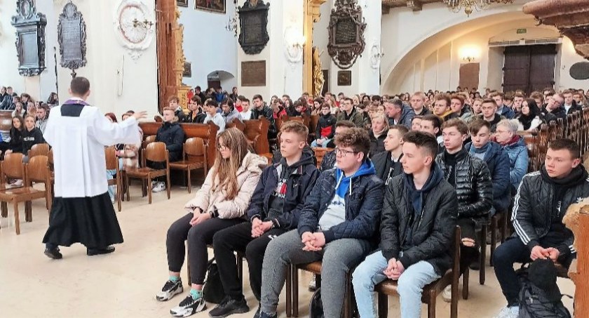 Katecheza szkolna inaczej, czyli rekolekcje wielkopostne w ZSP nr 1 w Łowiczu (foto)