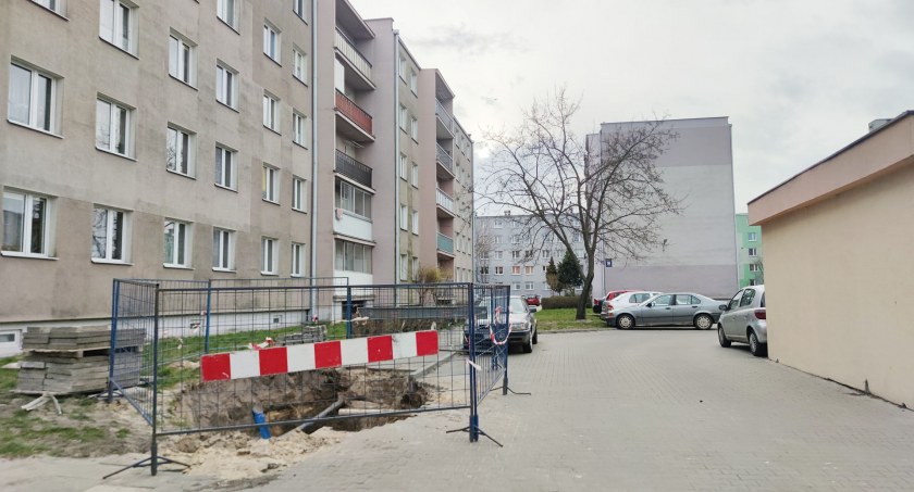 Łowicz. Awaria sieci kanalizacyjnej na Bratkowicach