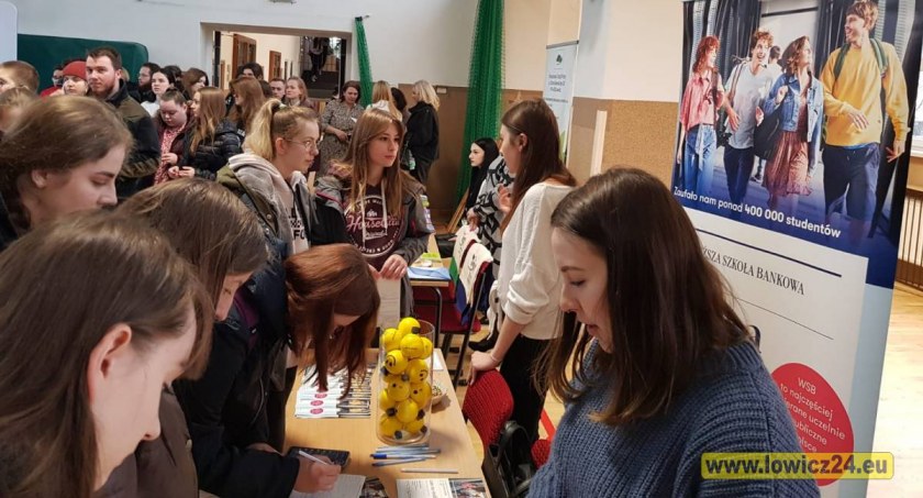  Akademickie Targi Edukacyjne Uczelni Wyższych w Chełmonie (foto, film)