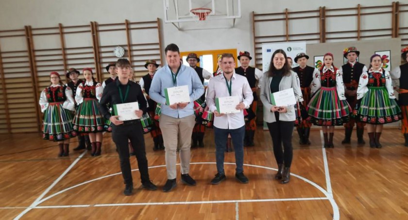 Sukces uczniów ZSCKR w Zduńskiej Dąbrowie w olimpiadzie Polska wieś w Europie (foto)