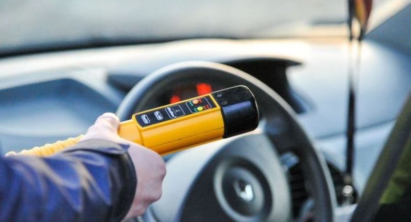 Pijany, bez uprawnień wjechał w bariery ochronne