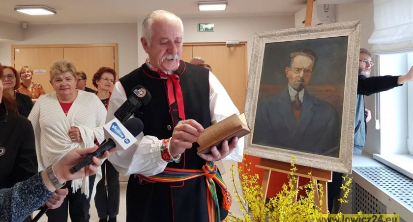 Wernisaż wystawy ŚWIAT CHŁOPÓW w Miejskiej Bibliotece im. A.K. Cebrowskiego w Łowiczu (foto, film)
