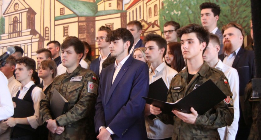Kwiecień miesiącem pamięci narodowej. Akademia w ZSP nr 1 w Łowiczu (foto, film)