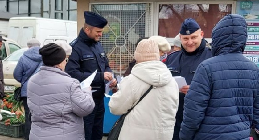 Dzielnicowi z Łowicza przeprowadzili przedświąteczną akcję - Stop kieszonkowcom! 