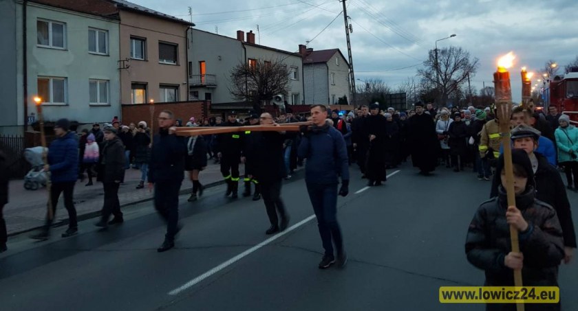 Ulicami Łowicza przeszła droga krzyżowa (foto, film)