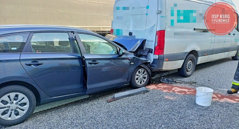 Kolizja drogowa na A2. Zderzyła się osobówka z busem