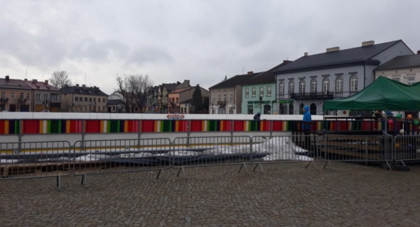 Lodowisko w Łowiczu w nowym miejscu i pod dachem? Wyniki sondy