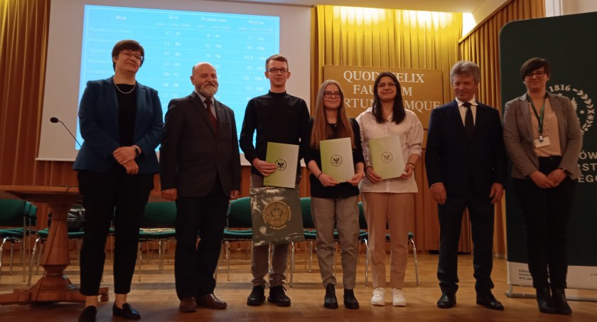 Uczniowie ZSCKR W Zduńskiej Dąbrowie z szansą na indeksy  (foto)