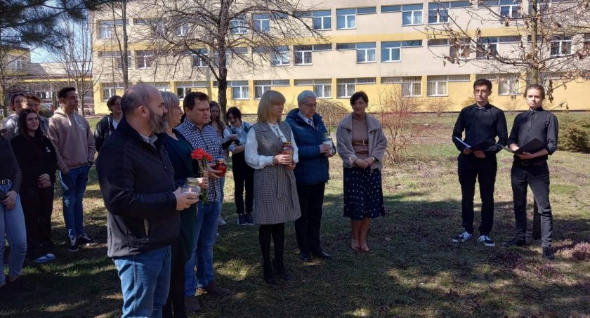 Uczniowie II LO i przedstawiciele ZSiPOWŁ w Łowiczu złożyli hołd pomordowanym w Katyniu (foto)