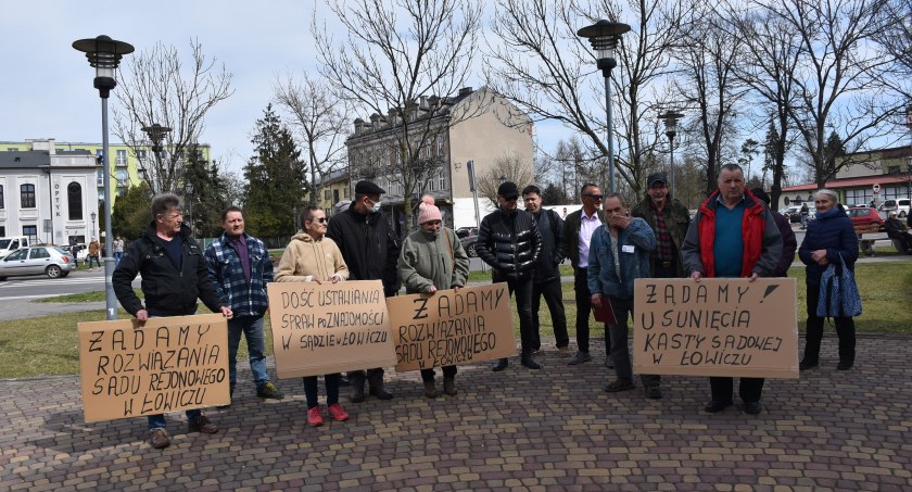 Łowicz. Protestowali przed Sądem Rejonowym (foto)