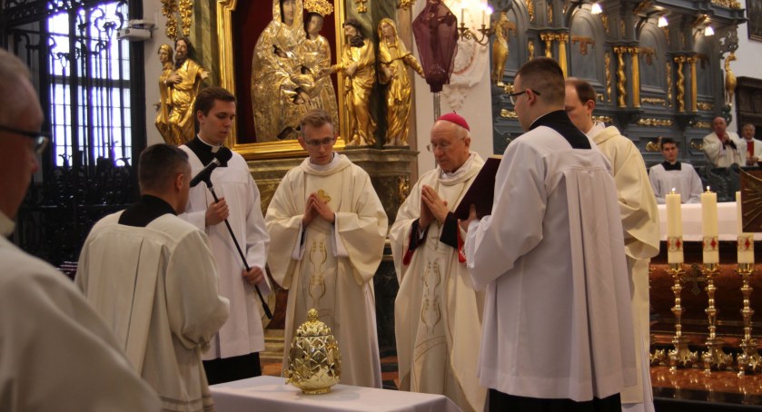 Łowicz. Msza Krzyżma w katedrze. Duchowni odnowili swoje przyrzeczenia (foto, film)