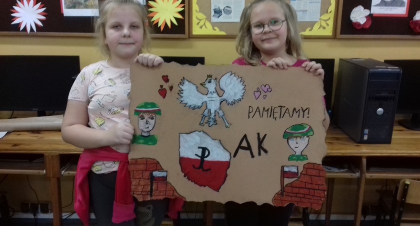 Uczennice łowickiej Dwójki wyróżnione w Wojewódzkim Konkursie Plastycznym (foto)