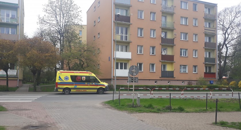 Łowicz. Strażacy pomagali w otwarciu mieszkań
