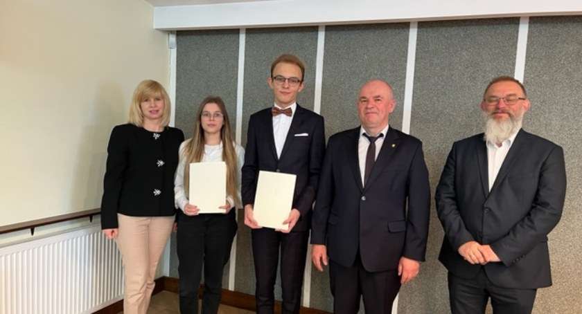Uczniowie II LO w Łowiczu odebrali Stypendia Prezesa Rady Ministrów