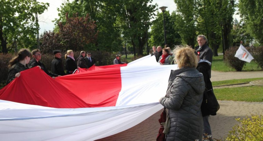Łowicz. Pochód z flagą marszową DLA NIEPODLEGŁEJ