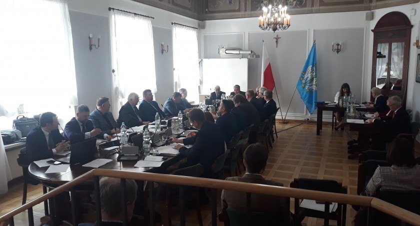 Łowicz. Radni miejscy wrócili do ratusza