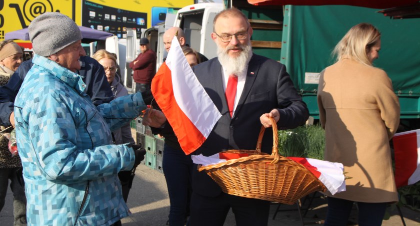 Łowicz. Starosta rozdawał flagi na targowisku (foto, film)