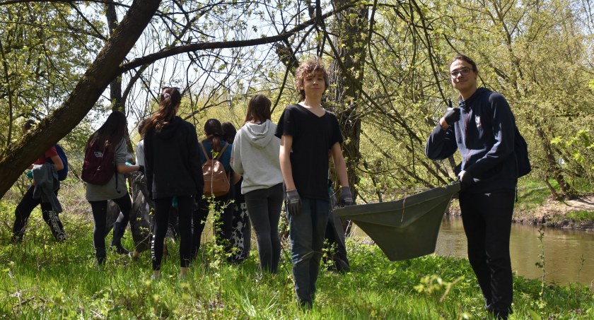 Akcja Czysta Rzeka w Kompinie. Uczniowie z Bednar sprzątali tereny nad rzeką (foto)