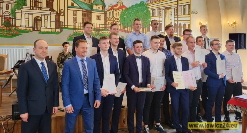 Uroczystość pożegnania klas maturalnych w ZSP nr 1 w Łowiczu (foto, film)