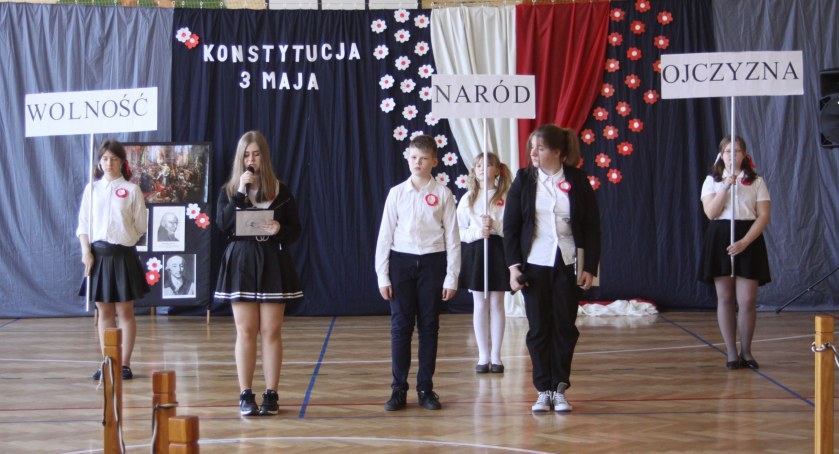 Apel z okazji uchwalenia Konstytucji 3 Maja w SP nr 3 w Łowiczu (foto, film)