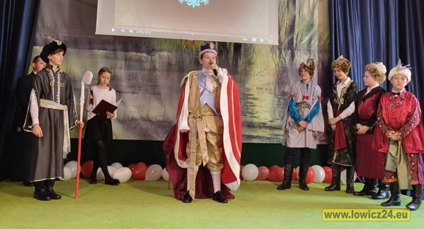 Uroczysty apel z okazji Święta Konstytucji 3 Maja w łowickiej Dwójce (foto, film)